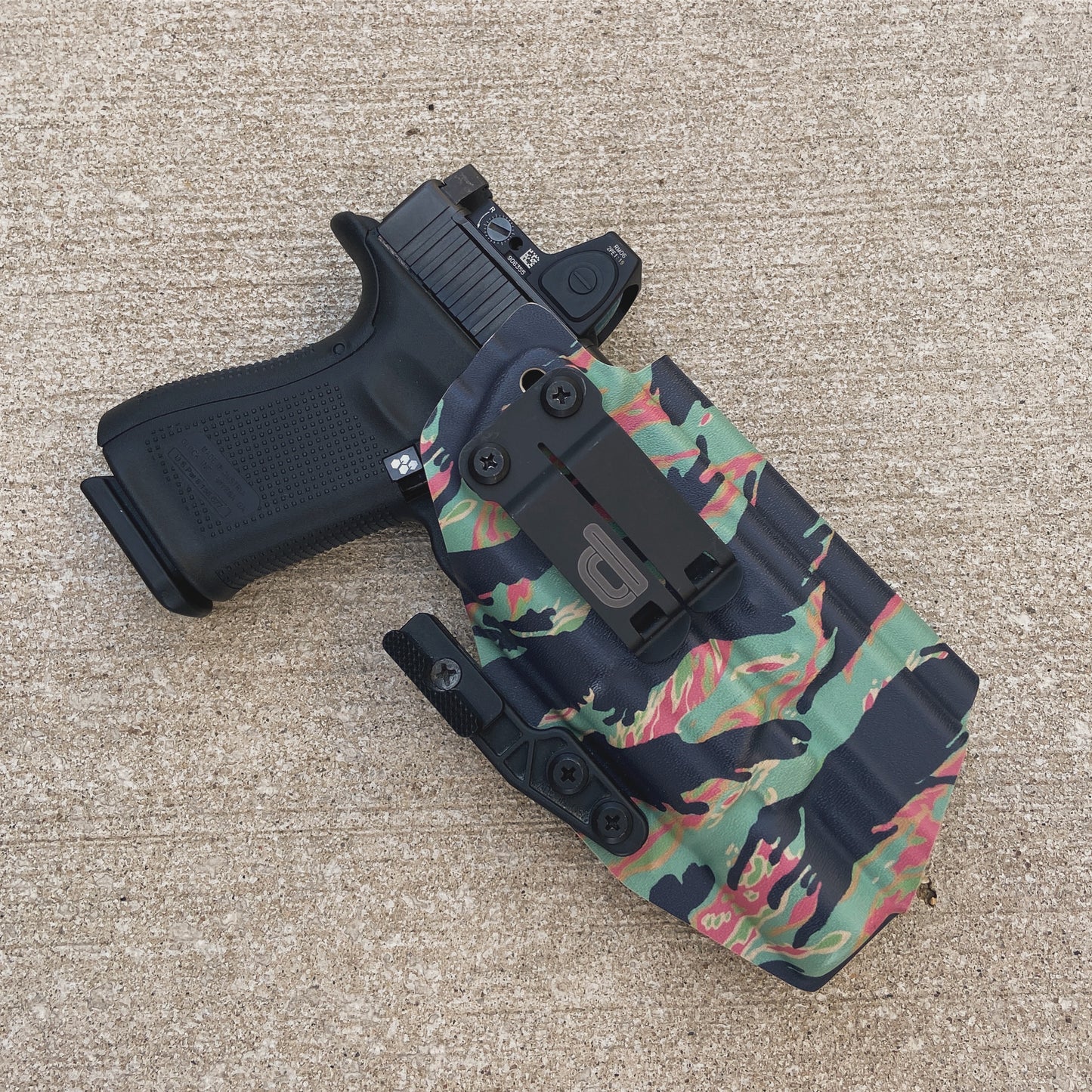 (IWB) Inside-the-waistband holster